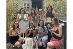 L'influenceuse Lili Books entourée de lectrices