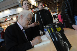 Lionel Jospin en dédicace au Salon du livre 2010