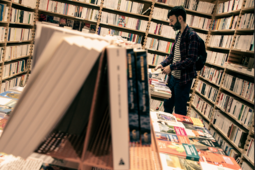 Le rayon poche à la librairie Ici, à Paris