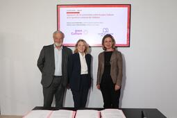 La signature de l'accord entre le pass Culture et le SNE en présence de la ministre de la Culture Catherine Pégard au Grand Palais en ouverture du Festival du livre de Paris