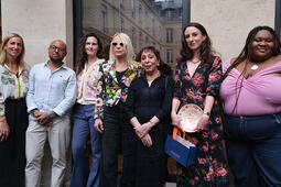 Élise Lépine (Les courants d'arrachements chez Grasset) et les membres du jury du prix de la passion.jpg