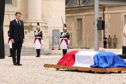 Emmanuel Macron devant le cercueil d'Edgar Morin, le 3 juin 2026 aux Invalides