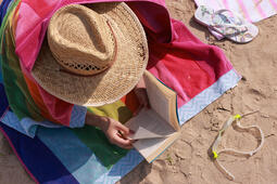 Image d'illustration lecture à la plage