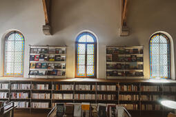 La librairie La Maison des Feuilles a pris place sous les vitraux de la Chapelle de la Gare.