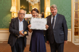 Erik Orsenna, Anne Stevanato (DULALA) et Xavier Darcos, lors de la remise du prix à l'Hôtel Pereire, le 17 septembre.