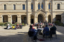 Des groupes de discussions se forment dans la cour de l’internat pour discuter des priorités du collectif