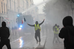 Un manifestant à Lyon le 17 octobre 2026
