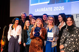 Lauréate du prix Blù Jean-Marc Roberts 2026, Lucie Rico a reçu une œuvre originale de l'artiste Catherine Bret-Brownstone, le 7 octobre au Studio de l'Ermitage, à Paris.