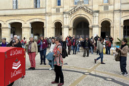Des libraires s’attroupent dans la cours de la cité scolaire Françoise Combes à Montpellier